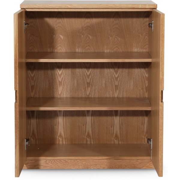 Level sk�p i oljad ek med sl�ta d�rrar