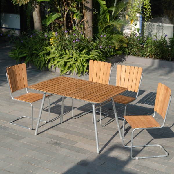 Mllan utegrupp i teak: 4 st stolar med matbord 120x80 cm