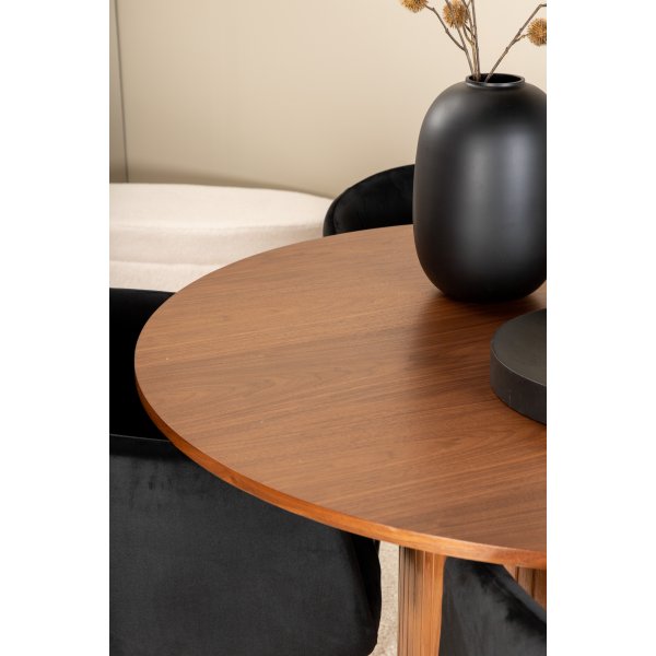 Bianca Matgrupp runt valnöt matbord med 4 st Berit svart stolar Bianca Matgrupp runt valnöt matbord med 4 st Berit svart stolar