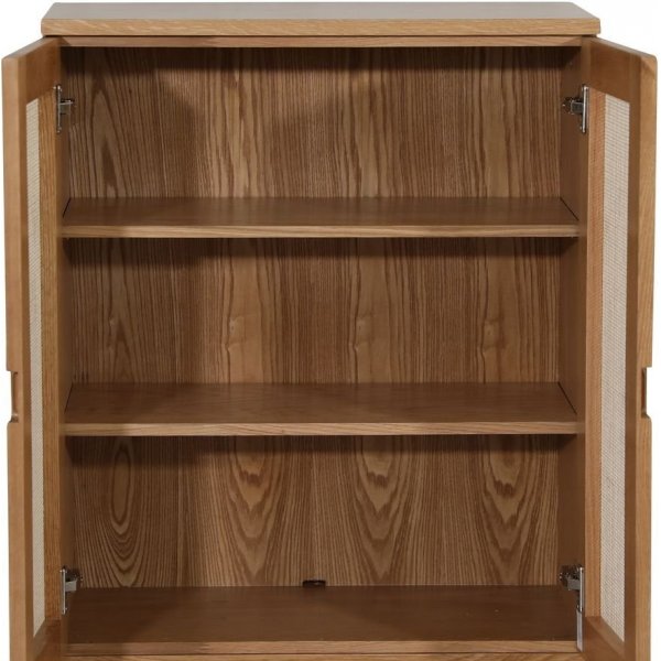 Level sk�p i oljad ek med d�rrar i rotting