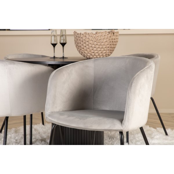 Bianca Matgrupp runt svart matbord med 4 st Berit grå stolar Bianca Matgrupp runt svart matbord med 4 st Berit grå stolar