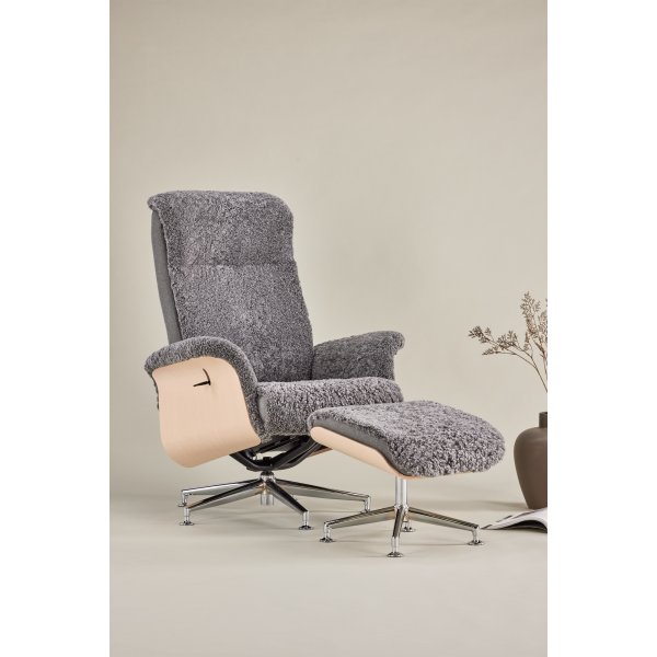 Ulla fåtölj med fotpall i fårskinn - Grå / Whitewash / Krom + Textilrengöring för möbler Ulla fåtölj med fotpall i fårskinn - Grå / Whitewash / Krom + Textilrengöring för möbler