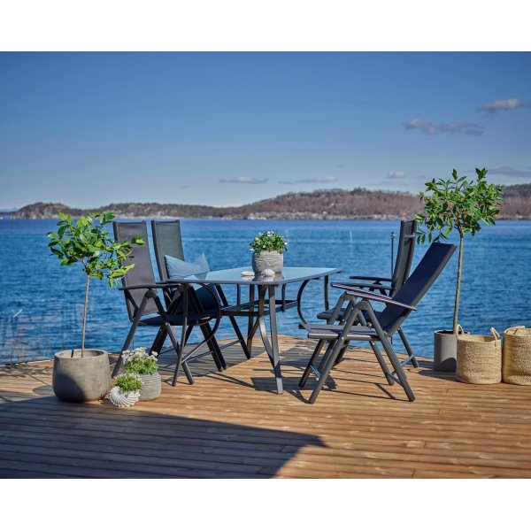 Bjurvik matgrupp; bord med 4 st stolar plus parasol By Martinsen - Svart