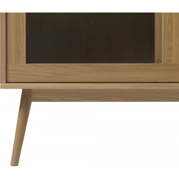 Yuma vitrinekast in geolied eikenhout met rotan Yuma vitrinekast in geolied eikenhout met rotan