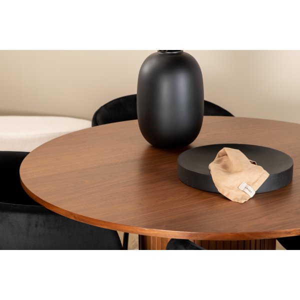 Bianca Matgrupp runt valnöt matbord med 4 st Berit svart stolar Bianca Matgrupp runt valnöt matbord med 4 st Berit svart stolar