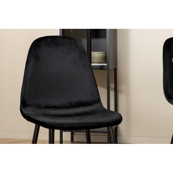 Bianca Matgrupp runt svart matbord med 4 st Polar svart stolar