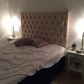 Fantastiskt nöjd! Det finns så många olika tyger att välja mellan och det var inget lätt val. Men efter att jag fått 3 tygprover skickade till mig så föll valet på Galaxy Champange. Ett tjockt, slitstark tyg! Jag är så nöjd med gaveln som andas lyx! Priset är riktigt bra för denna typ av gavel. Fick den levererad och uppburen till lägenheten, och all kontakt över telefon och mail har fungerat utmärkt! Nord sänggavel - Välj din favoritfärg!
