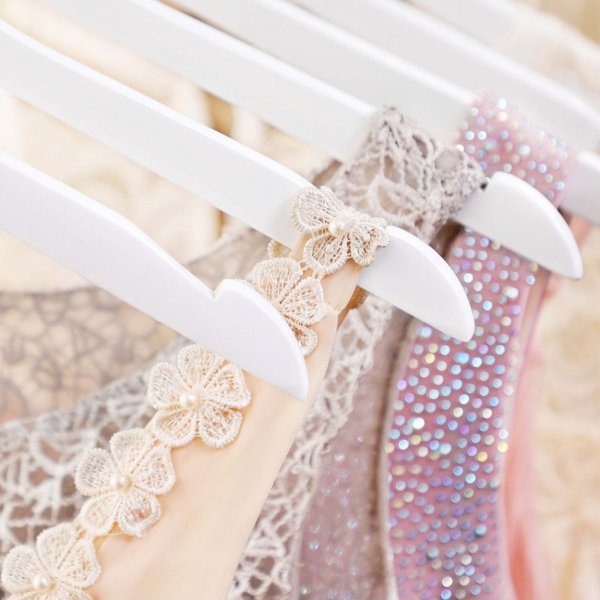 Klädgalge utan byxslå, trä, 44,5 cm, 20-pack - Vit Klädgalge utan byxslå, trä, 44,5 cm, 20-pack - Vit