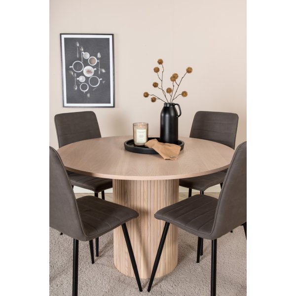 Bianca Matgrupp runt vitputsat matbord med 4 st Windu Lyx grå stolar Bianca Matgrupp runt vitputsat matbord med 4 st Windu Lyx grå stolar