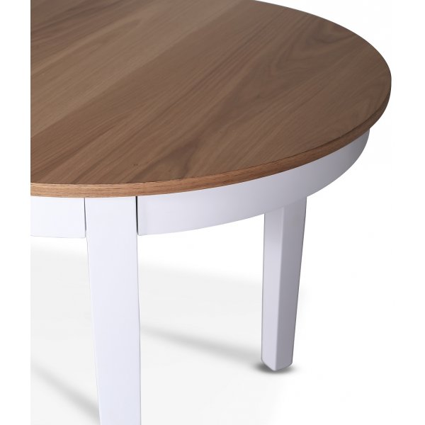Groupe alimentaire Fårö; table à manger 160/210x90 cm - Blanc/chêne huilé avec 6 chaises Skagen avec croix sur le dossier, assis Groupe alimentaire Fårö; table à manger 160/210x90 cm - Blanc/chêne huilé avec 6 chaises Skagen avec croix sur le dossier, assis