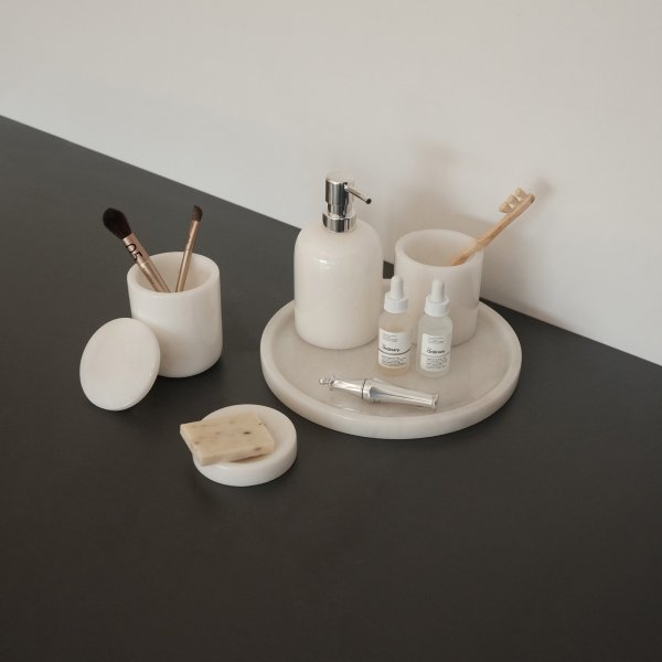 Badrumsset i vit Thassosmarmor med 5 delar Badrumsset i vit Thassosmarmor med 5 delar