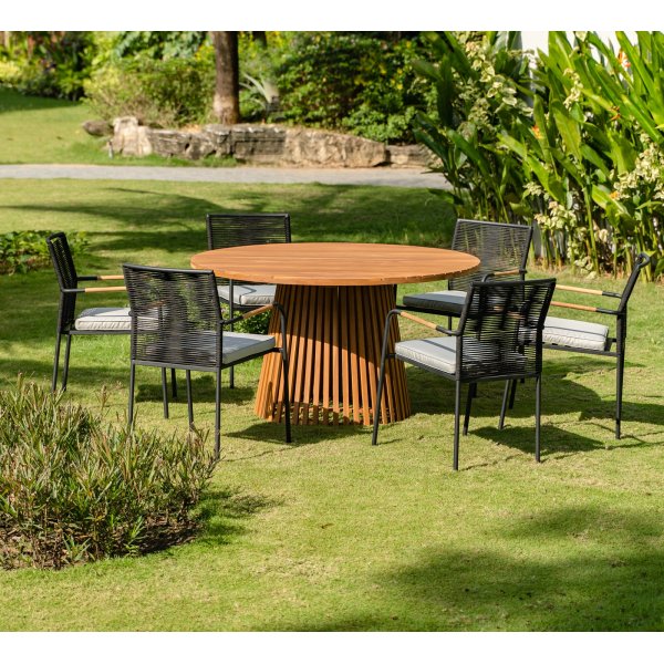 Utebord i tr runt 140 cm diameter + Textilskydd fr utembler