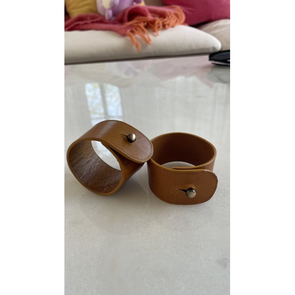 Servetring leer met bolgesp