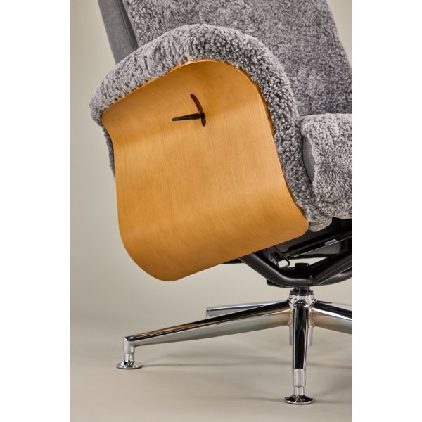 Ulla fåtölj med fotpall i fårskinn - Grå / Ek / Krom + Möbeltassar Ulla fåtölj med fotpall i fårskinn - Grå / Ek / Krom + Möbeltassar