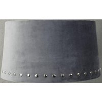 Velvet lampskärm med nitar 33 cm - Grå / Krom Velvet lampskärm med nitar 33 cm - Grå / Krom