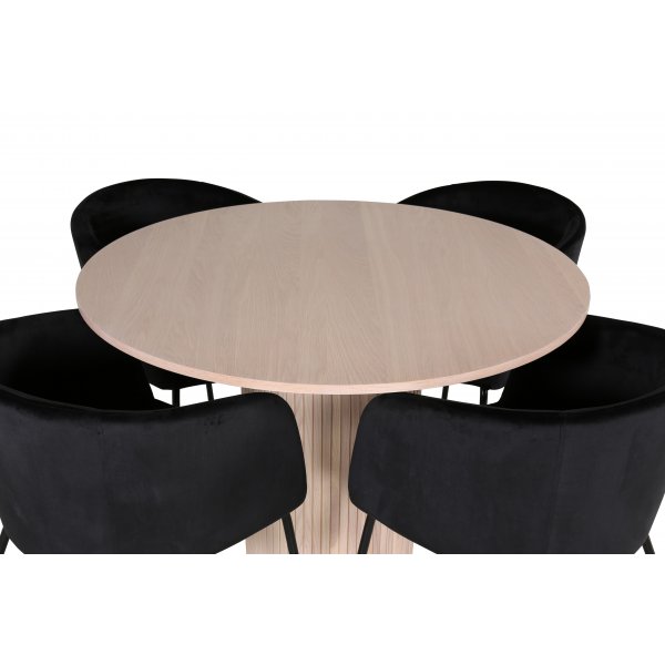 Bianca Matgrupp runt vitputsat matbord med 4 st Berit svart stolar