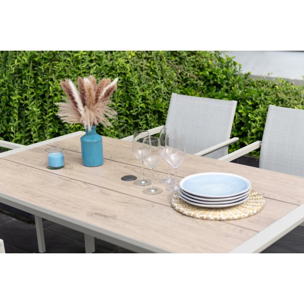 Urbanite matgrupp med matbord 160 cm och 4 st stapelbara matstolar - Beige Urbanite matgrupp med matbord 160 cm och 4 st stapelbara matstolar - Beige