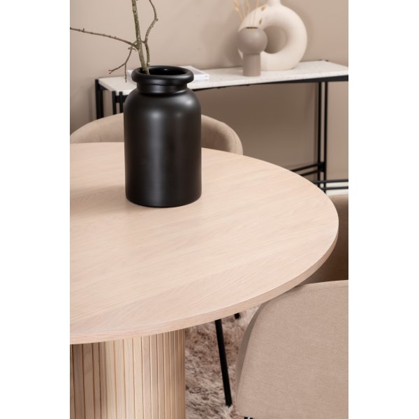 Bianca Matgrupp runt vitputsat matbord med 4 st Berit beige polyesterlinne stolar