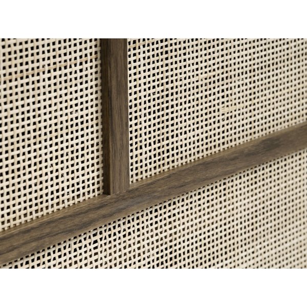 Yuma skänk i smoked oak med rotting detaljer, skjutdörrar Yuma skänk i smoked oak med rotting detaljer, skjutdörrar