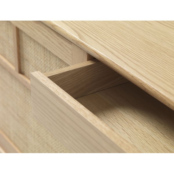 Buffet Yuma en chêne huilé avec détails en rotin, portes coulissantes Buffet Yuma en chêne huilé avec détails en rotin, portes coulissantes