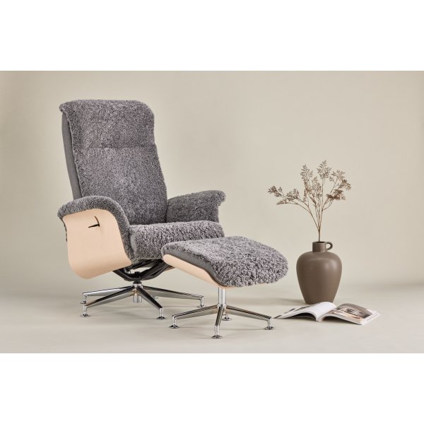 Ulla fåtölj med fotpall i fårskinn - Grå / Whitewash / Krom + Textilrengöring för möbler Ulla fåtölj med fotpall i fårskinn - Grå / Whitewash / Krom + Textilrengöring för möbler