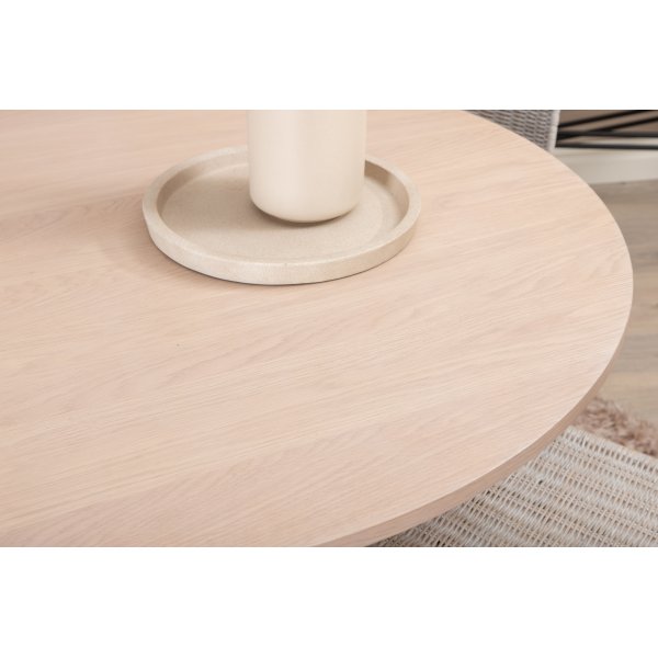 Bianca Matgrupp runt vitputsat matbord med 4 st Cirebon rotting stolar Bianca Matgrupp runt vitputsat matbord med 4 st Cirebon rotting stolar