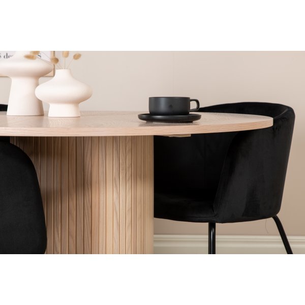 Bianca Matgrupp runt vitputsat matbord med 4 st Berit svart stolar