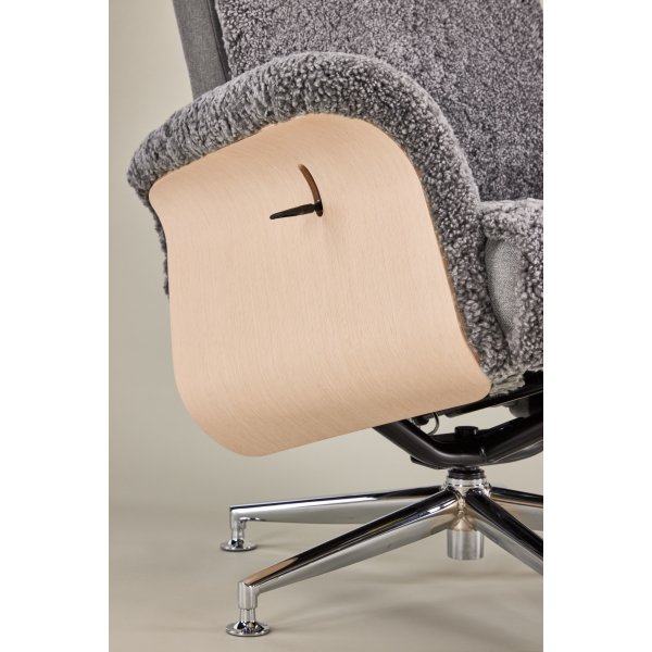 Ulla fåtölj med fotpall i fårskinn - Grå / Whitewash / Krom + Textilrengöring för möbler Ulla fåtölj med fotpall i fårskinn - Grå / Whitewash / Krom + Textilrengöring för möbler