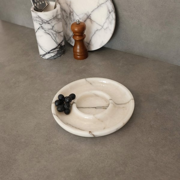 Dekorationsfat i vit marmor från Sicilien Dekorationsfat i vit marmor från Sicilien