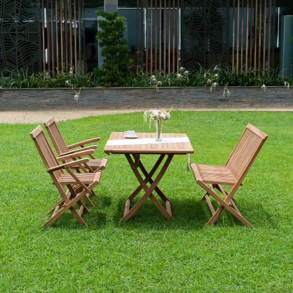 Salt� utegrupp; matbord med 2 stycken karmstolar och teaksoffa