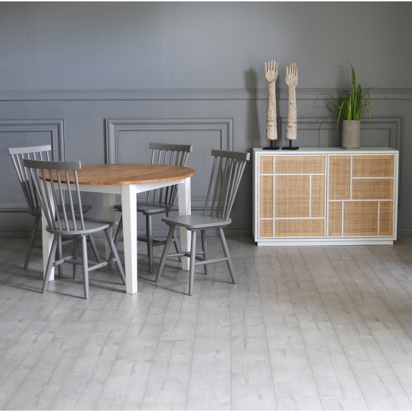 Dalsland matgrupp: Runt bord i Ek / Vit med 4 st gråa Pinnstolar Dalsland matgrupp: Runt bord i Ek / Vit med 4 st gråa Pinnstolar