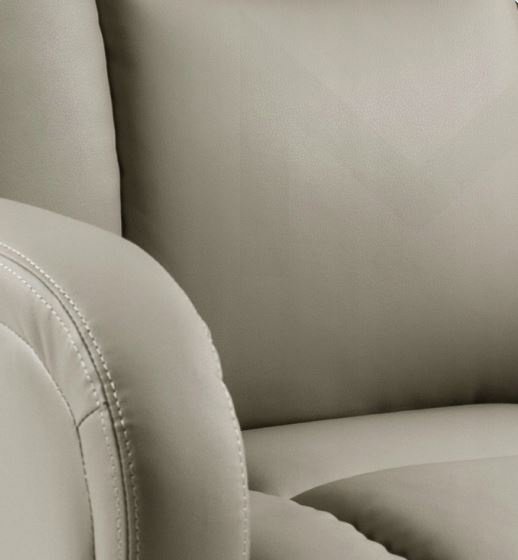 Massagefåtölj i beige PVC med fjärrkontroll Massagefåtölj i beige PVC med fjärrkontroll