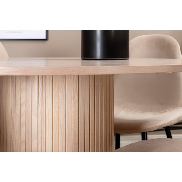 Bianca Matgrupp runt vitputsat matbord med 4 st Polar beige stolar Bianca Matgrupp runt vitputsat matbord med 4 st Polar beige stolar